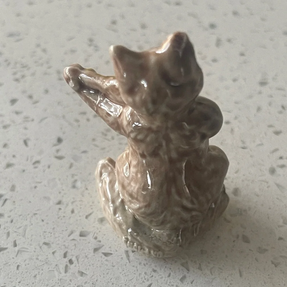 Vintage Miniature Cat Playing Violin Figurine – Porcelain Ceramic - Picture 3 of 3
